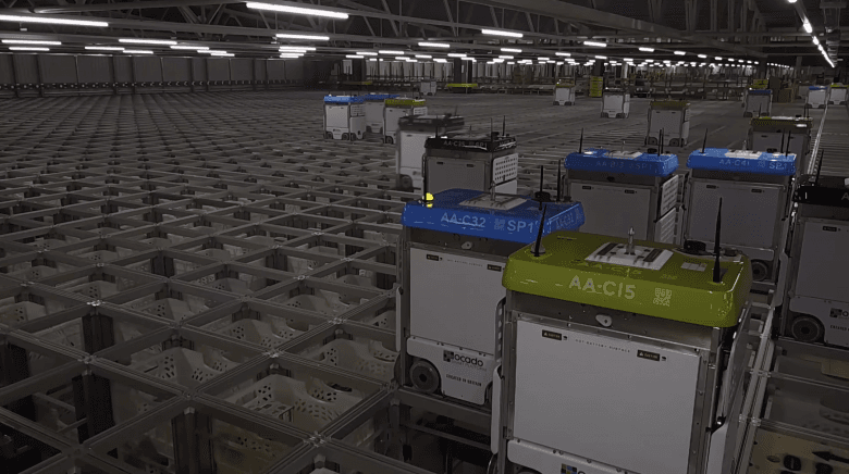 Supermercado con robots. La bodega de Ocado completando las órdenes de compra con robots