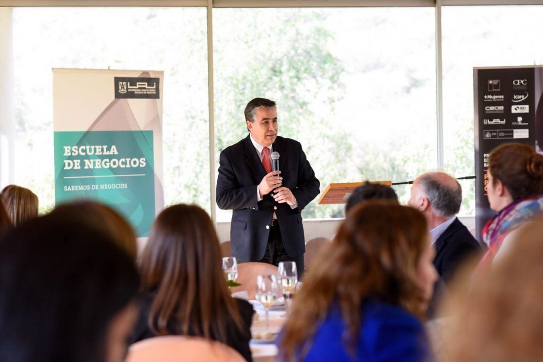Claudio Muñoz entrega credenciales a alumnas del programa promociona