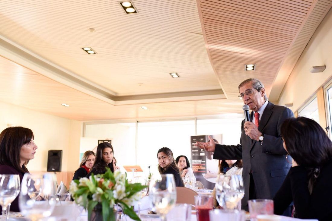 El presidente de la CPC les habla a las alumnas del programa promociona