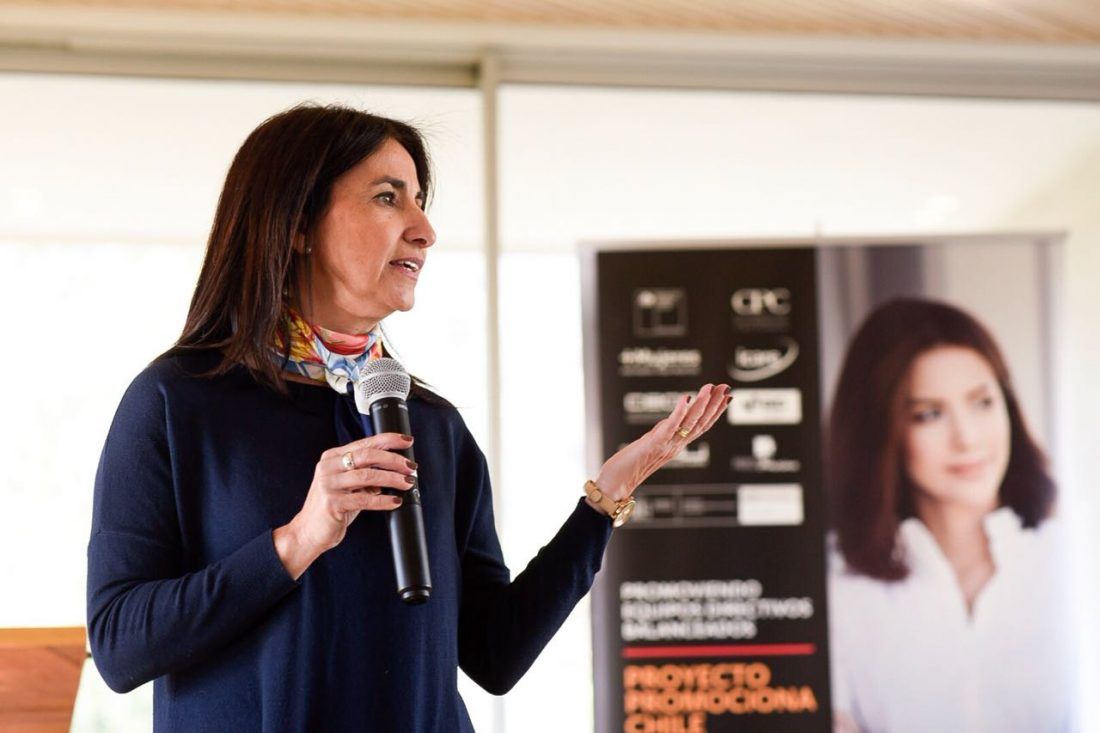 Carolina Cuevas le habla a las alumnas del programa promociona